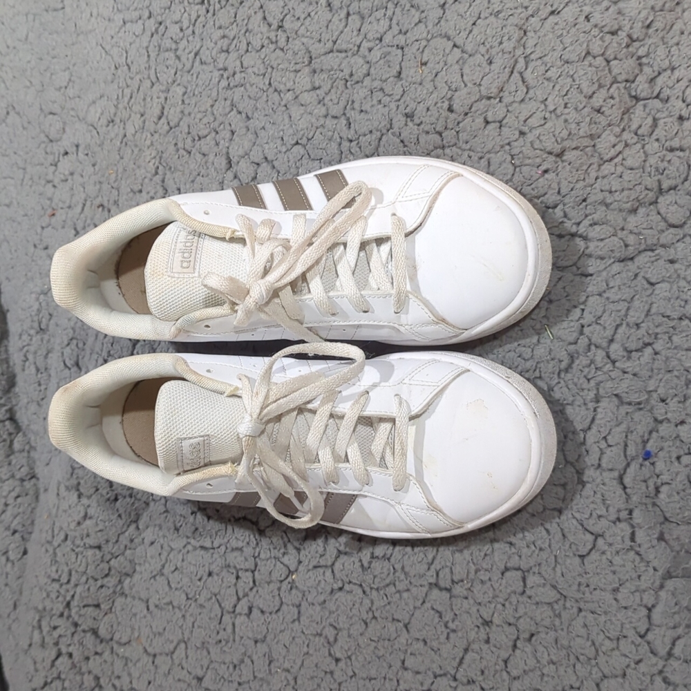 Adidas shoed size 9